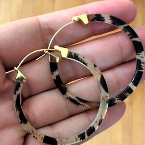 Tortoise Black & Tan Light Resin/Plastic Hoop Earrings
